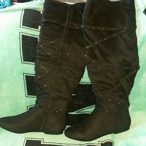 Size 9.5 flat black boots